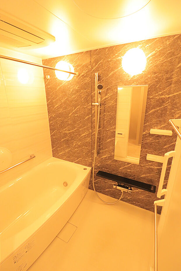 1418サイズの浴室には浴室換気乾燥機、オートバス機能搭載