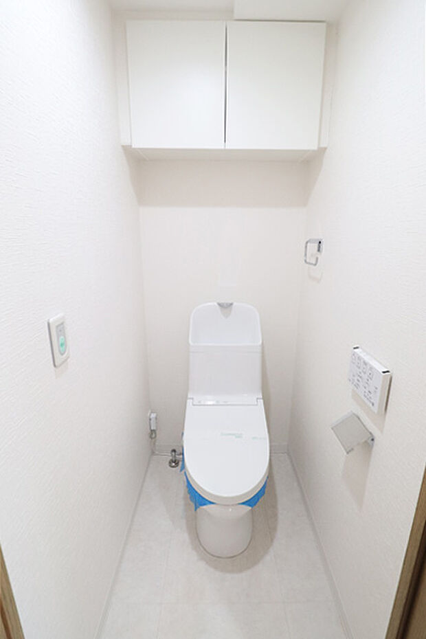 替えのトイレットペーパーや掃除用具の収納に便利な吊戸棚付きのトイレ