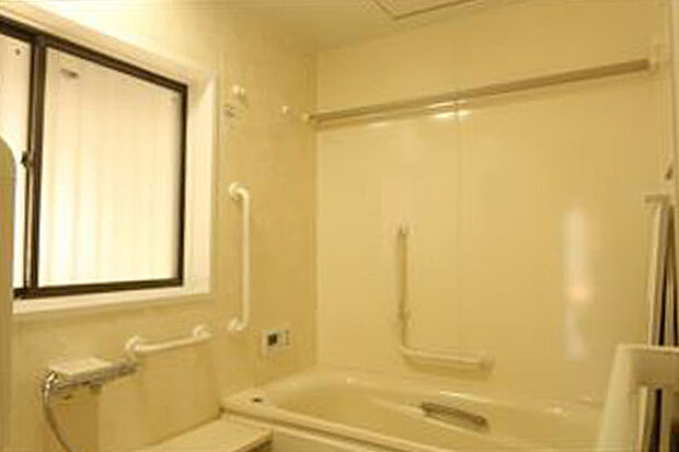 2坪大の広い浴室です広い面積の窓はペアガラス仕様です