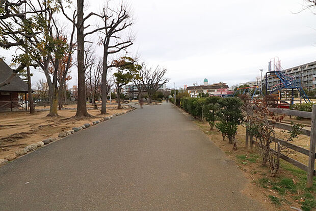 駅前公園　約300ｍ(徒歩4分）