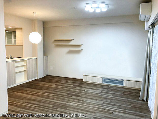 リビングには、壁掛け式の棚など他の住戸にはない造作した家具がオプションで設置しております。