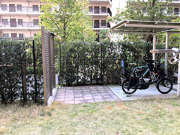 専用庭には、専用の自転車置き場があります。ラック式ではないため出し入れが簡単です。