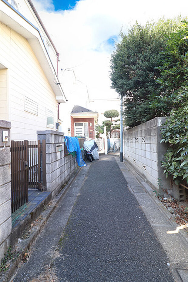 前面の区有通路(写真左側が当該物件になります)