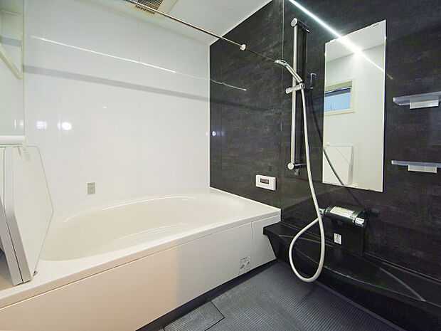 浴室サイズ1820 雨の日のお洗濯に活躍の浴室乾燥機付き 浴室には窓があります