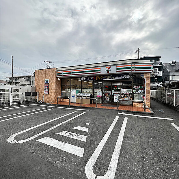 セブンイレブン日吉本町駅前店　徒歩12分（約900m）