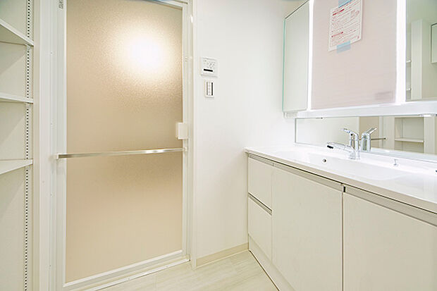 三面鏡付洗面化粧台の鏡裏と洗面ボウルの下には収納スペースがあるのでたっぷり収納が可能です
