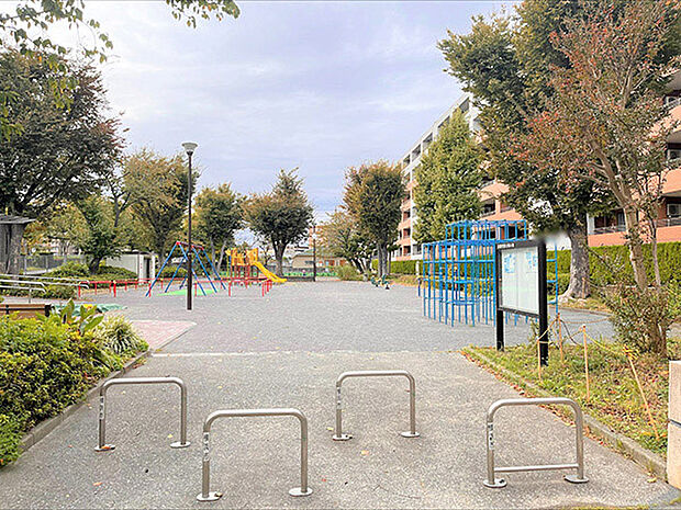 目の前の栄町公園には複合遊具やベンチがあるのでお子様が安心して遊ぶことができる公園となっています