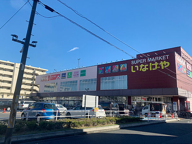 新鮮な野菜をはじめとする食品、ダイソーしまむらが併設した、いなげや川崎京町店が徒歩8分にあります