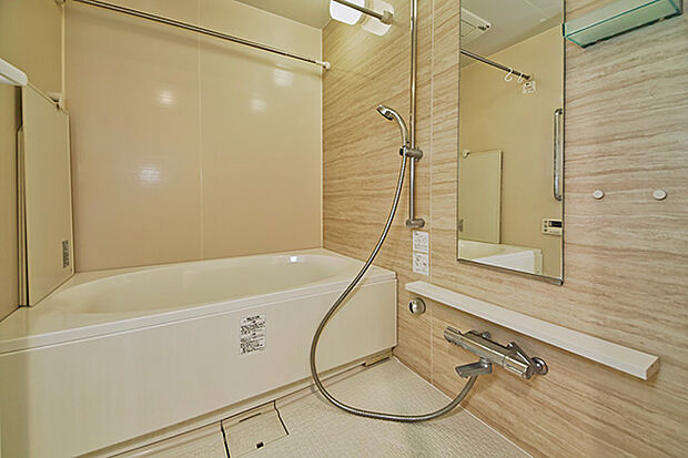 高さ調整できるスライドバー付きシャワー、浴槽の壁には手摺りを設置し、使う人の立場に立った優しい配慮。