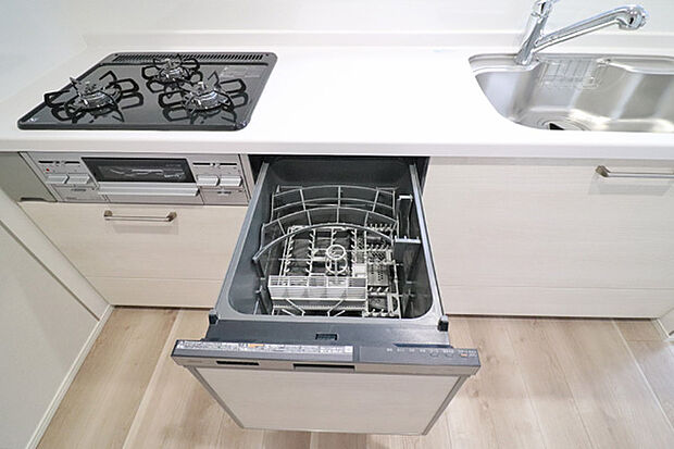 家事の時短に繋がり、食器洗浄から乾燥までを効率的に行うことができる食器洗い乾燥機を設置。