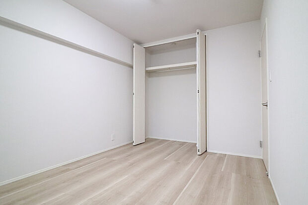洋室約7帖。収納スペースが充実しており、お部屋を広く使うことができます。