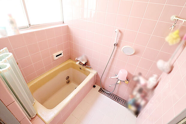 浴室には換気に便利な窓付です。 水回りで気になる防カビにも効果的です。