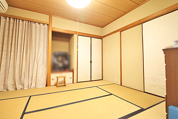 1階和室。畳のお部屋はアイロンがけや洗濯物を畳むちょっとした家事スペースに最適。