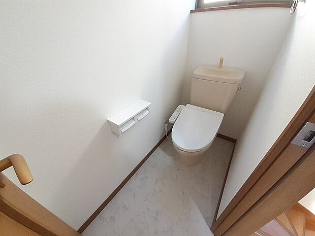 2階トイレTOTOの新品の温水洗浄便座に入れ替え済。壁クロス張替え、床はCFシート張替え済。