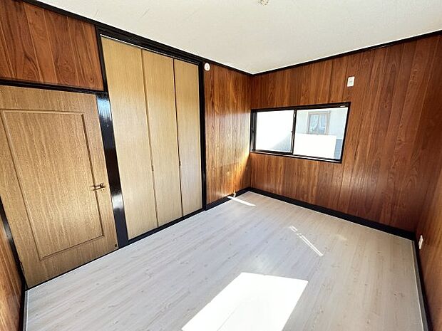 2階6帖洋室です。　床上張り・天井塗装済みです。クローゼットが付いています。