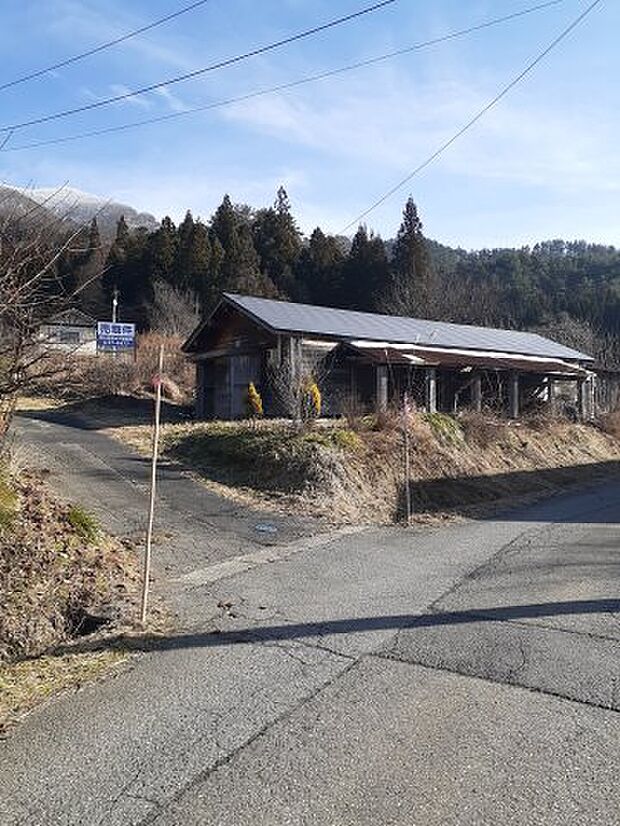 前面道路から入った右手に小屋有り