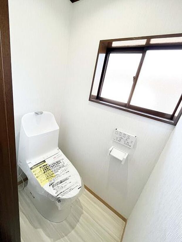 ■窓付きの明るいトイレ
