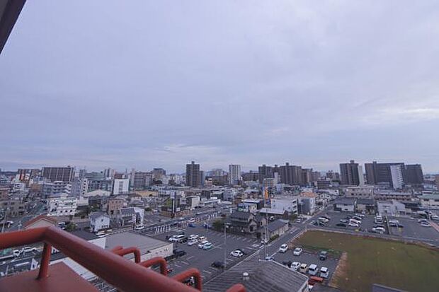 現地（2023年12月）撮影 リビングバルコニーからの眺望です。