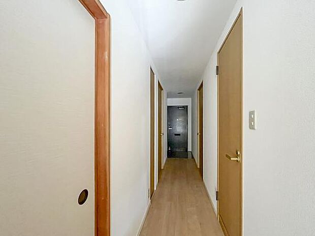 部屋をつなぐ廊下になります。壁紙張替えしているので白く広く見えますね。
