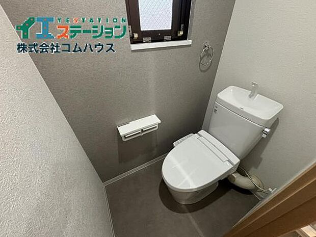 【Toilet】 トイレ関係の設備も一新されています。もちろん温水洗浄機能付き便座です。気になる水周り関係が新しくなっていると、気持ちよく新生活が始められますね。