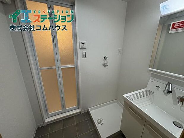 【Powder room】 明るく清潔感のある色調で纏められた洗面室。