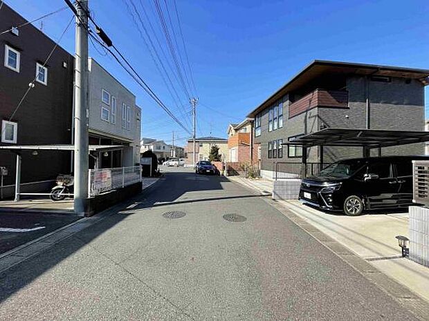 道路幅も広いキレイな街並みです