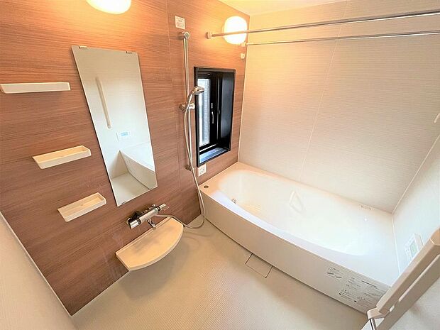 広々1.25坪ゆったりとした浴室で日々の疲れをとってくれそうです。浴室にも窓を設置。
