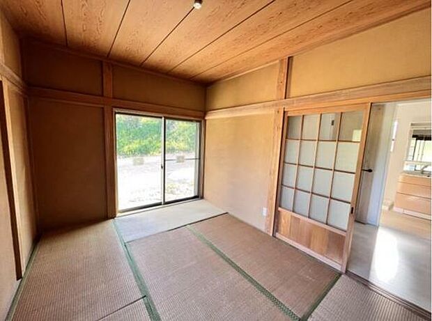 6帖和室のお写真です♪ 窓からは山や田園風景が望めます。