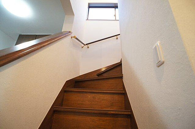 階段部分クロス張り替え済みです。手摺があるので上り下りに便利です。