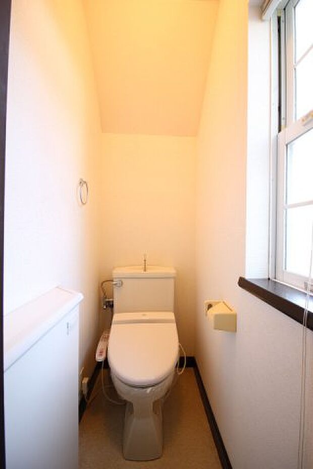 窓のある明るい1階のトイレ