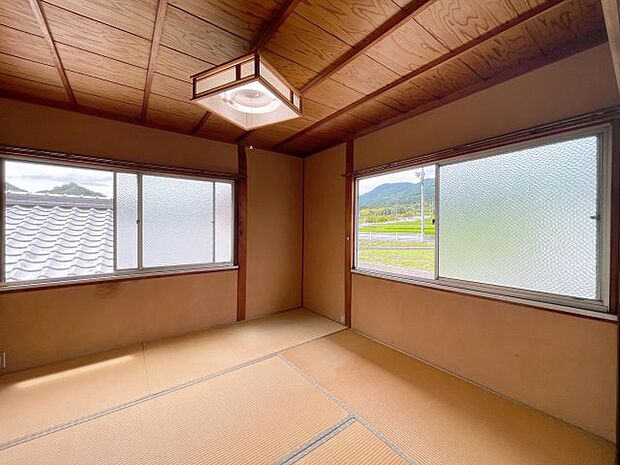 2階和室♪　窓から見える自然豊かな環境に癒されます