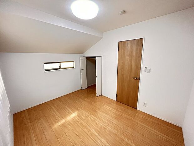 シンプルにデザインされた室内は家具やレイアウトでお好みの空間を創り上げられます。