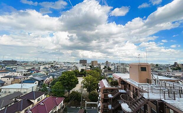 気持ちのいい空が見渡せる広いバルコニー。爽やかな風を感じて、心躍る素敵な暮らしがはじまります。陽当たりも良く洗濯物やお布団もカラッと乾きそうです。