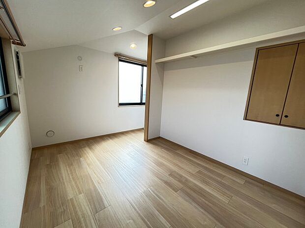 床材や建具は家具にも合わせやすい落ち着いた色合いになっております。