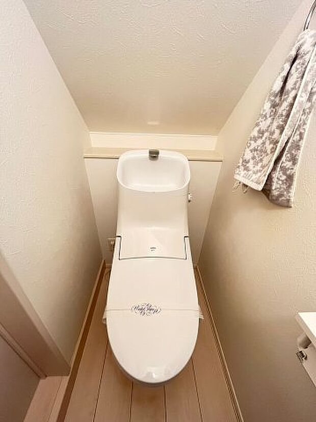 そのゆったりとした空間には洗練されたデザインのウォシュレット付きトイレを装備♪