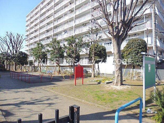 公園が隣接しています！保育園や幼稚園も近いので小さなお子様がいるご家庭にも安心の立地です。