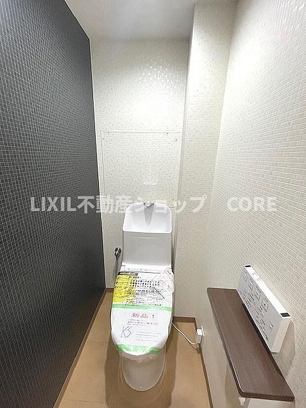 見た目もスッキリとしたデザインのトイレには温水洗浄暖房便座付き。