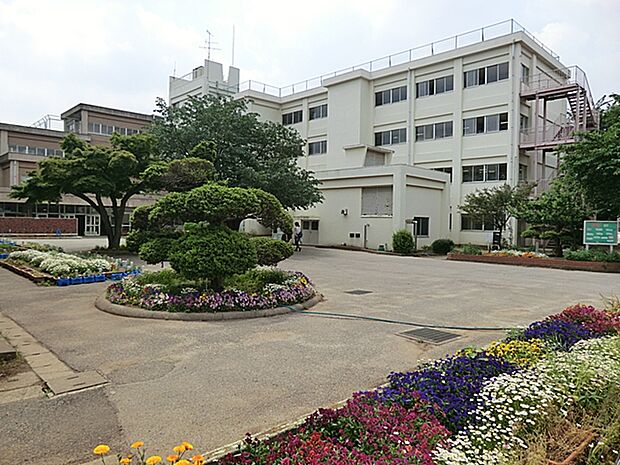 学校のイベントについては学校で通常おこなわれている運動会や合唱会、林間学校、修学旅行などです。良い小学校だと思います。子どもたちは元気にあいさつを誰にでもできるし、勉強は補修などがある。