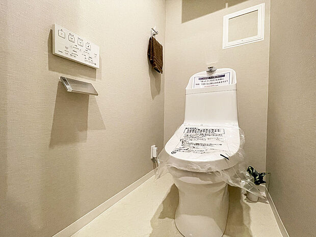 【トイレ】壁紙は落ち着く色で、清潔感のあるトイレです！