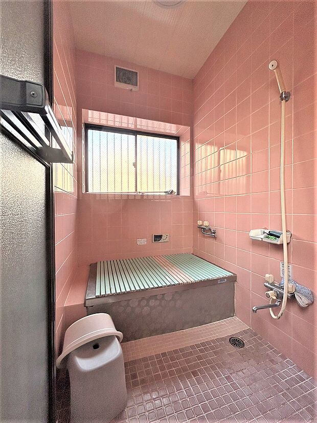 （浴室）窓も大きく換気も良好なバスルームです。（2023年06月撮影）
