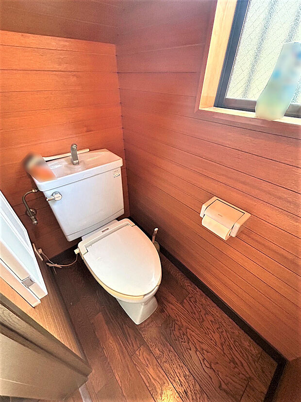 （1階・トイレ）トイレは窓付きの為、光が入り明るい印象です。（2023年06月撮影）