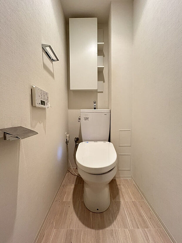（トイレ）落ち着いた清潔感のある空間です。収納を上部に取り付けることにより、空間をすっきりとお使いいただけます。（2024年04月撮影）