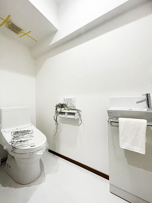 ■トイレは快適な温水洗浄便座機能付きです。便利で衛生的に使える手洗い場付きです♪≪ホームステージング中≫※写真中のインテリア等は販売価格に含まれません。