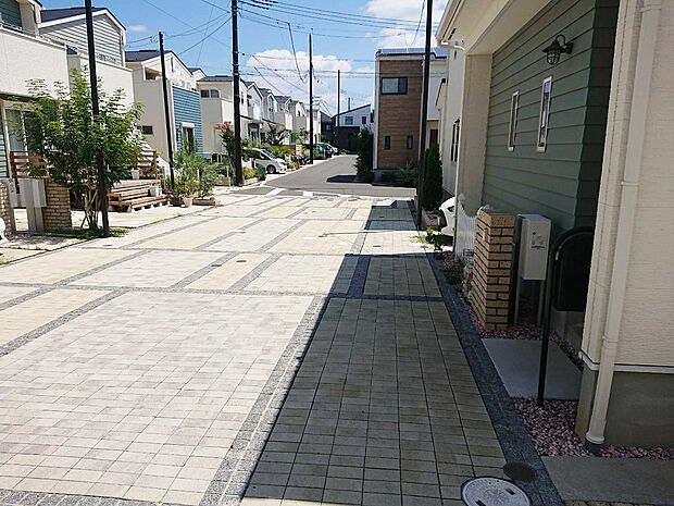 【共有地通路】だれでも気軽に腰掛けられるベンチを設置。住民同士のふれあいの場にもなりますね