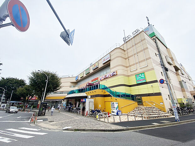 リブレ京成高根台店徒歩7分。惣菜売場では時間帯揚げたて販売やこだわりサラダの量り売りを行っております