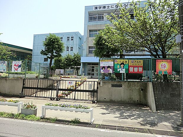 三郷市立栄中学校　1180ｍ(徒歩約15分：自転車約6分)