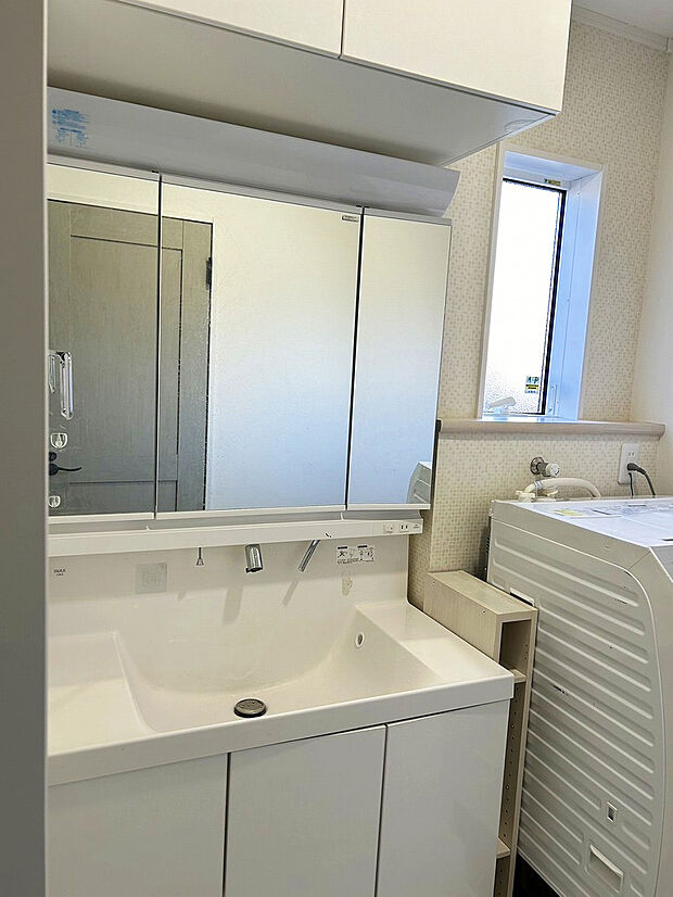 三面鏡付き洗面化粧台は三つ鏡が付いているため、左右の鏡を動かすことで横や後ろ向きの姿をチェックできます。