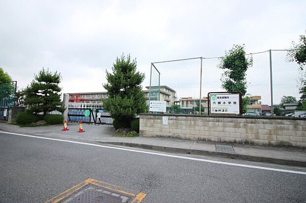 【小学校】六郷小学校まで865ｍ