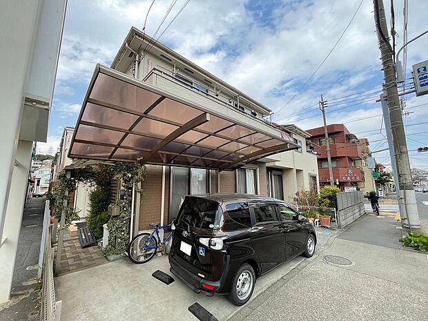 カーポートは屋根付きなので、雨の日の荷物の出し入れ安心♪