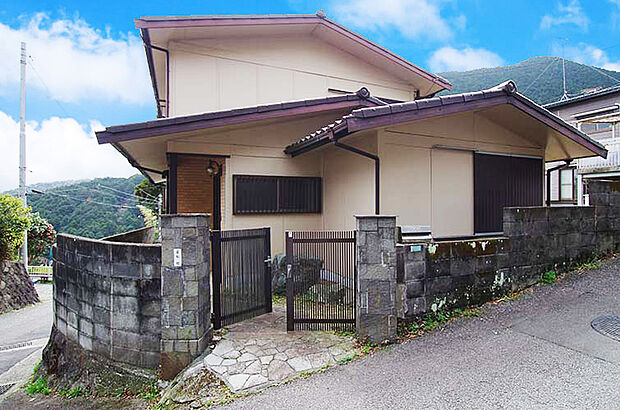 [熱海市青葉町] 山手の閑静な住宅地にある40坪のお庭付2階建(6DK)の外観